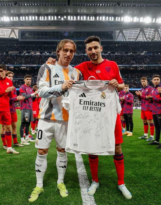 官网-曼联战平那不勒斯，莫德里奇乌龙送礼英超的简单介绍